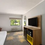 Days Inn & Suites By Wyndham Kansas City - Chiefs Arrowhead Stadium