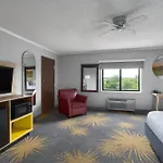 Days Inn & Suites By Wyndham Kansas City - Chiefs Arrowhead Stadium