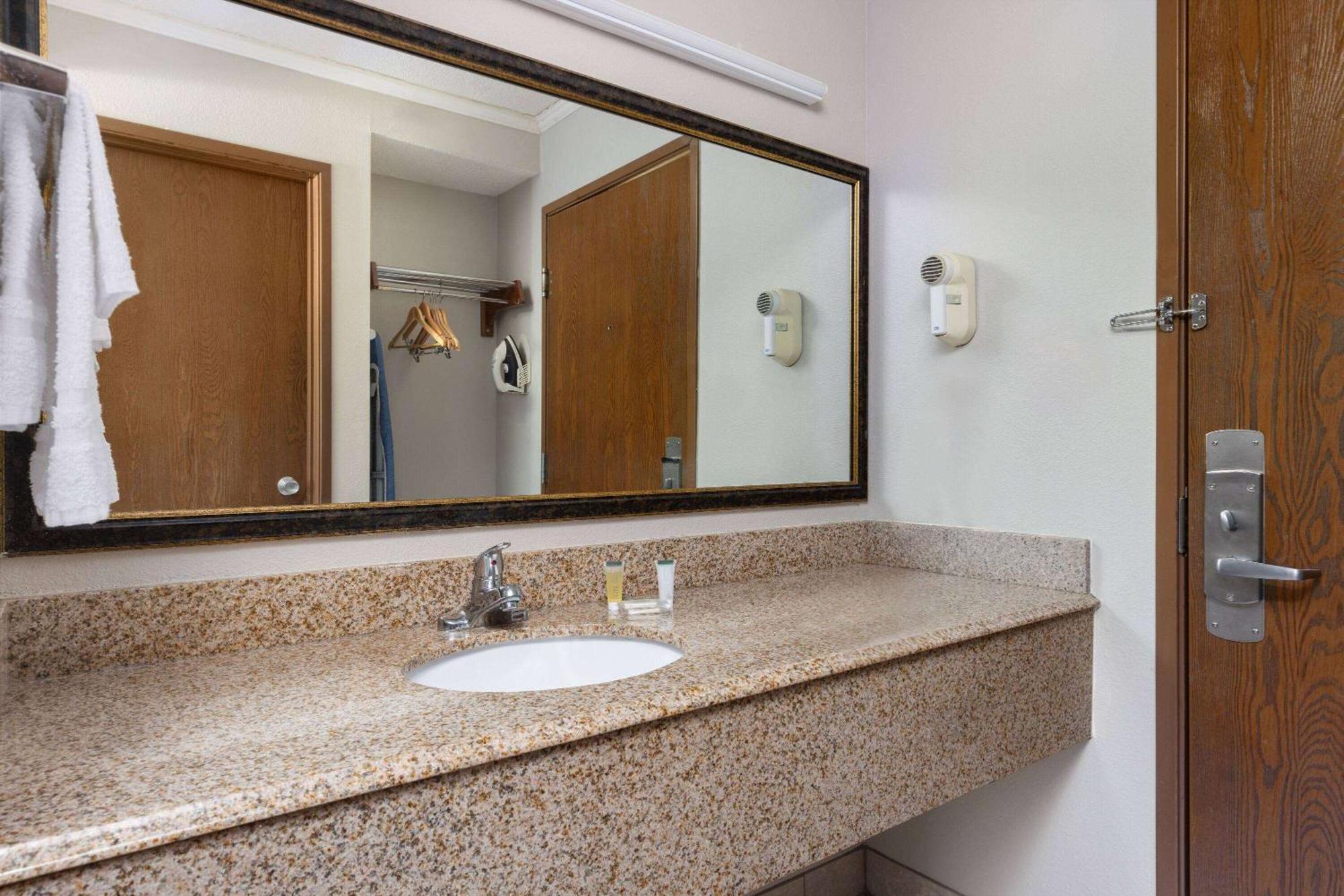 Days & By Wyndham Kansas - Chiefs Arrowhead Stadium Hotel 2*