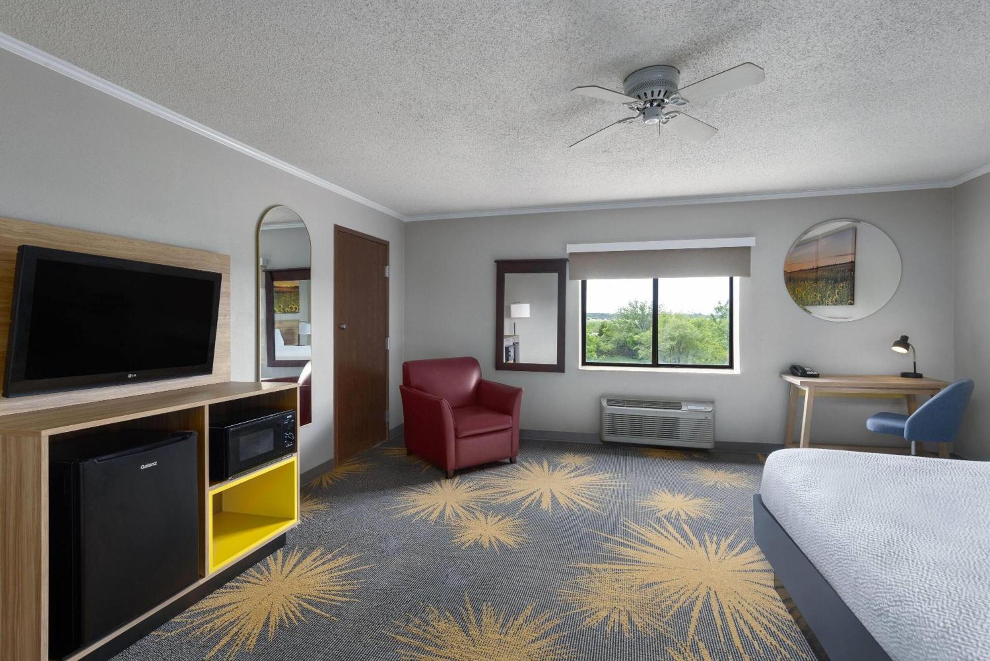 Days & By Wyndham Kansas - Chiefs Arrowhead Stadium Kansas City
